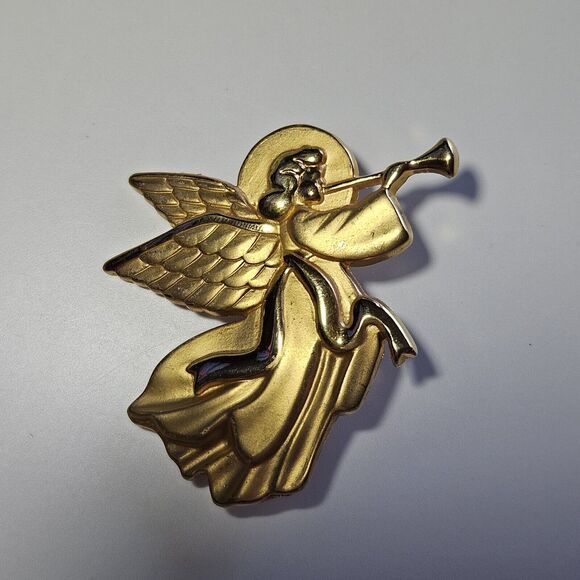 ***Final Sale*** Vintage Gold Tone Angel Brooch - Picture 9 of 9